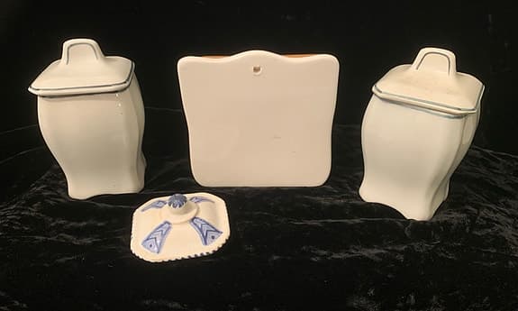 Gamla krus, kryddburkar och saltkar