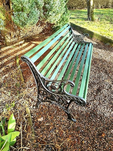 Stor parkbänk i gammal stil