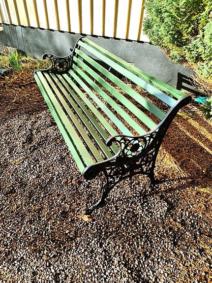 Stor parkbänk i gammal stil