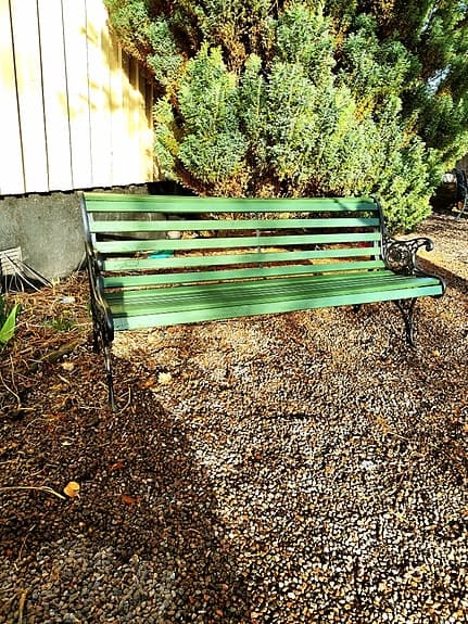 Stor parkbänk i gammal stil