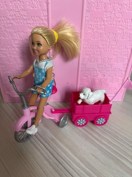 Barbie docka med trehjuling och vagn