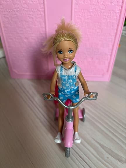 Barbie docka med trehjuling och vagn