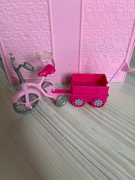 Barbie docka med trehjuling och vagn