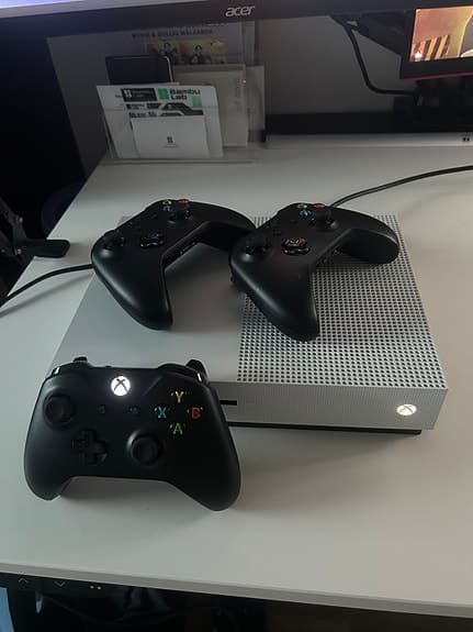 Microsoft Xbox One S spelkonsol vit + 3 Handkontroller svart