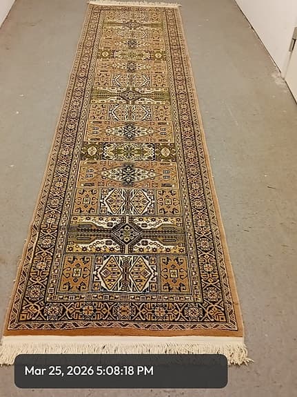 vacker  orientalisk ullmatta En vacker matta med ett unikt mönster och färg.