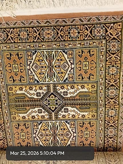 vacker  orientalisk ullmatta En vacker matta med ett unikt mönster och färg.