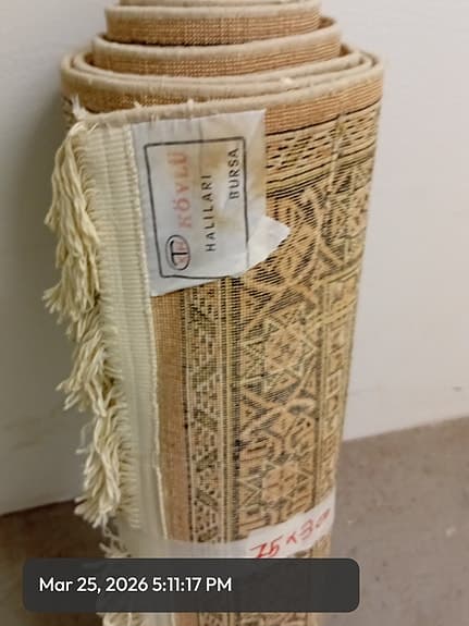 vacker  orientalisk ullmatta En vacker matta med ett unikt mönster och färg.