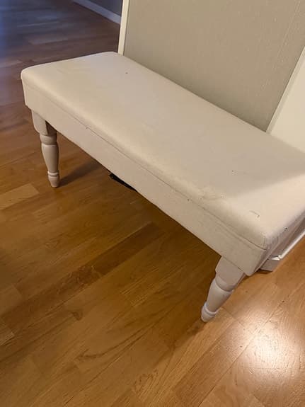 Fin sängpall med vitpigmenterade svarvade ben