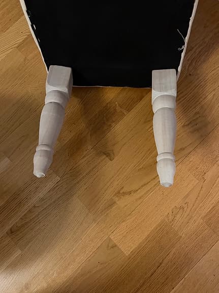 Fin sängpall med vitpigmenterade svarvade ben