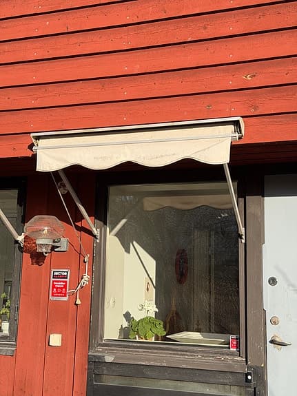 Fyra fönstermarkiser