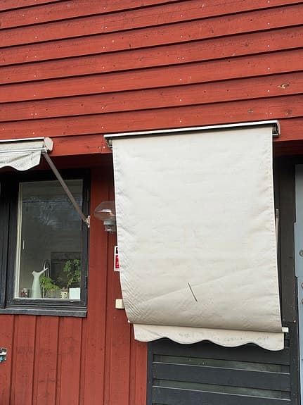 Fyra fönstermarkiser