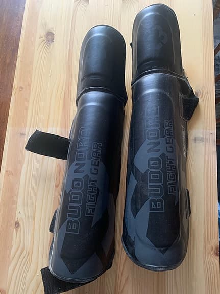 Budo Nord benskydd och Venum boxningshandskar svart