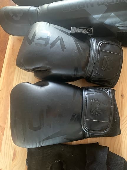 Budo Nord benskydd och Venum boxningshandskar svart