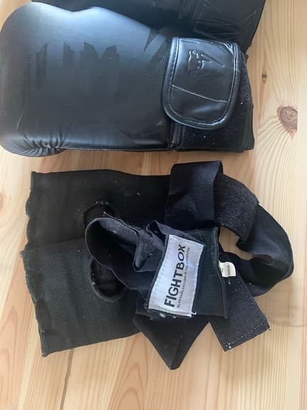 Budo Nord benskydd och Venum boxningshandskar svart