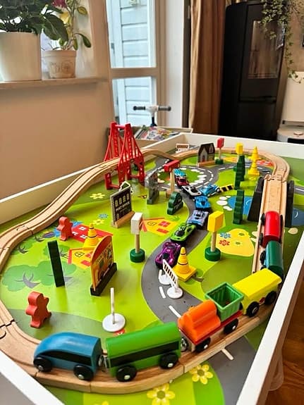 Tågbord med tågbana och tåg