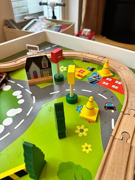Tågbord med tågbana och tåg