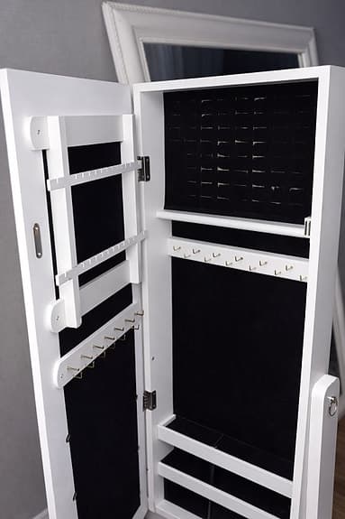 Smyckesskåp med spegel – bra förvaring