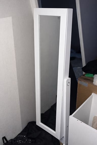 Smyckesskåp med spegel – bra förvaring