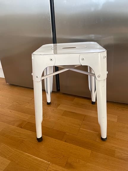 Snygg stadig pall i industriell stil i metall/plåt