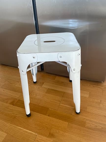 Snygg stadig pall i industriell stil i metall/plåt