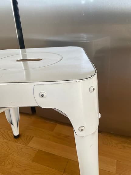 Snygg stadig pall i industriell stil i metall/plåt