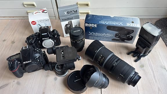 Nikon D810 med många objektiv och tillbehör