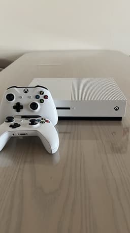 Microsoft Xbox One spelkonsol vit med två handkontroller
