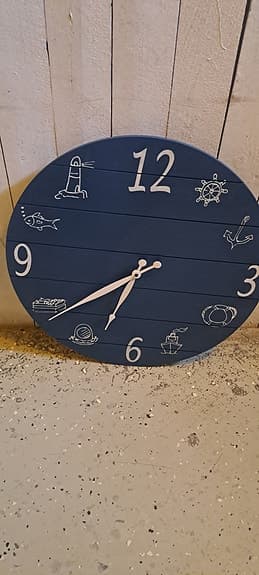 Väggklocka marinblå rund med nautiska motiv