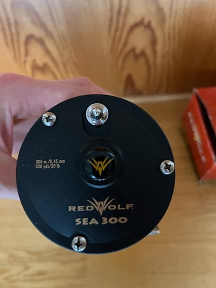 Red Wolf Sea 300 trollingrulle svart/guld