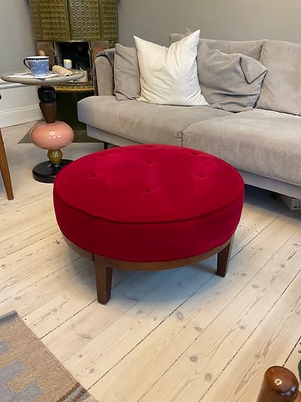 Fotpall som påminner om pall 647 från Svenskt tenn Josef Frank