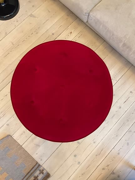 Fotpall som påminner om pall 647 från Svenskt tenn Josef Frank