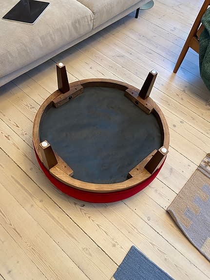 Fotpall som påminner om pall 647 från Svenskt tenn Josef Frank