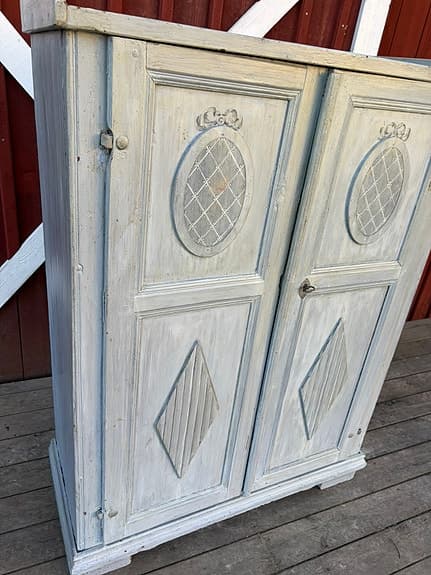 Vacker skänk plus 10 almogestolar +klaffbord från 1800-talet