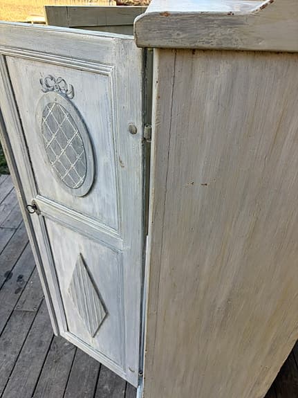 Vacker skänk plus 10 almogestolar +klaffbord från 1800-talet