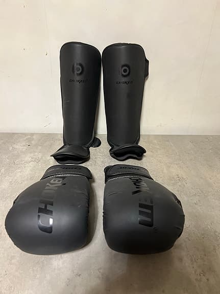 Chokem boxhandskar och benskydd svart