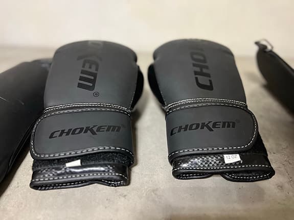Chokem boxhandskar och benskydd svart