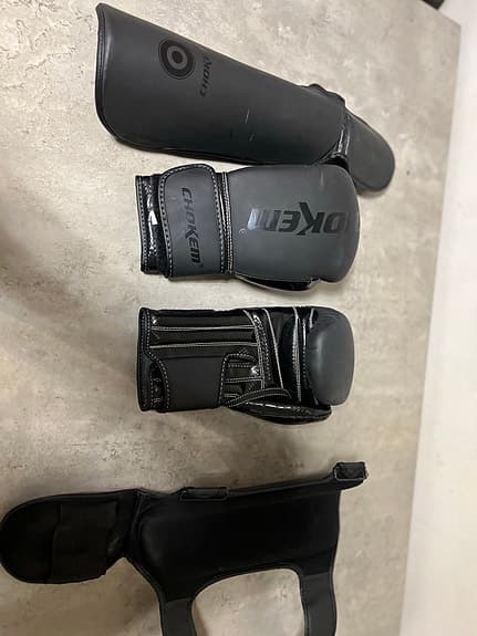 Chokem boxhandskar och benskydd svart
