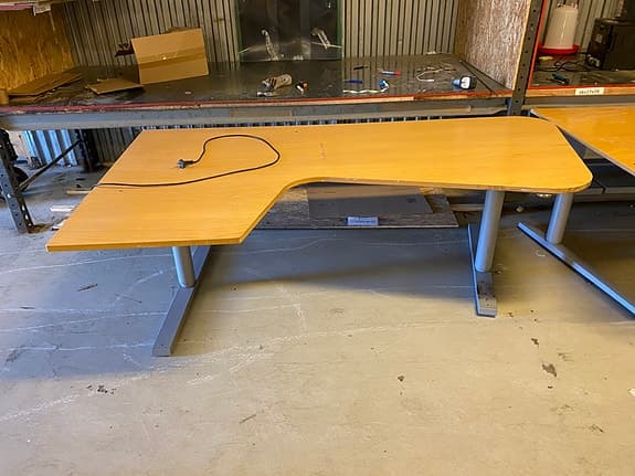 Stort Elektriskt. Skrivbord höj- sänkbart. Lite skavt. Lite rost på ett ben.