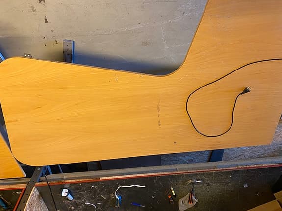 Stort Elektriskt. Skrivbord höj- sänkbart. Lite skavt. Lite rost på ett ben.
