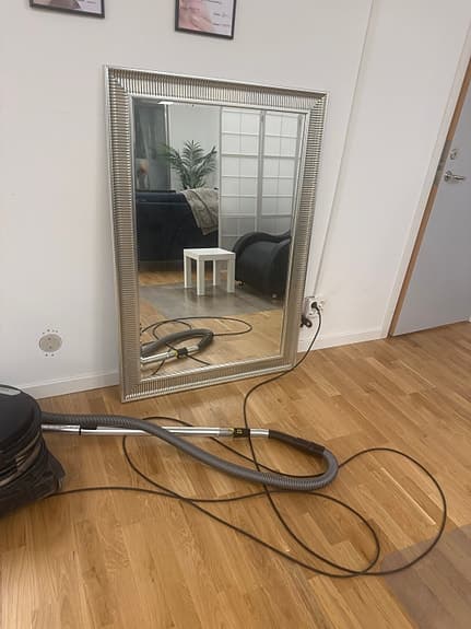Speglar och sminkbord