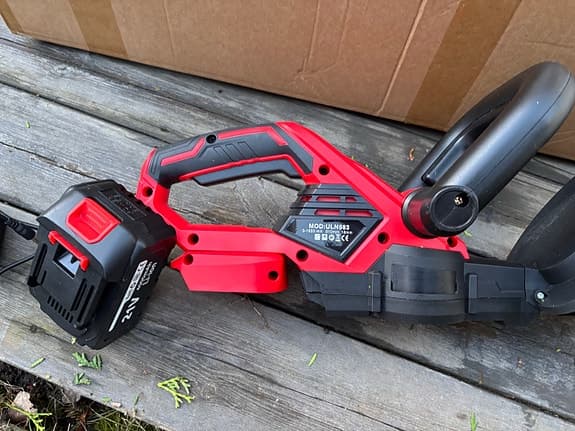 Batteridriven häcksax röd/svart med batteri