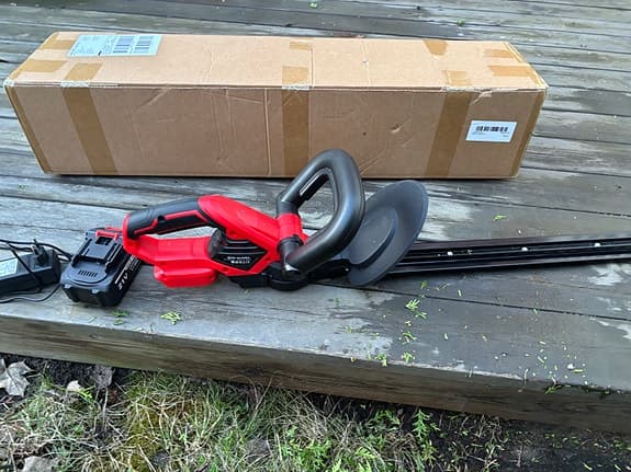 Batteridriven häcksax röd/svart med batteri