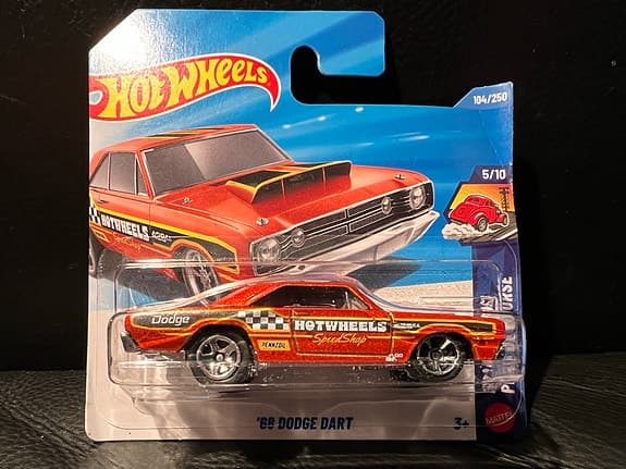 Hot Wheels ’68 Dodge Dart leksaksbil röd
