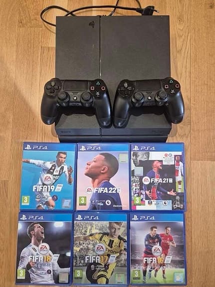 Sony Playstation 4 spelkonsol svart med två handkontroller och FIFA-spel