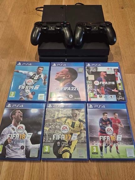 Sony Playstation 4 spelkonsol svart med två handkontroller och FIFA-spel