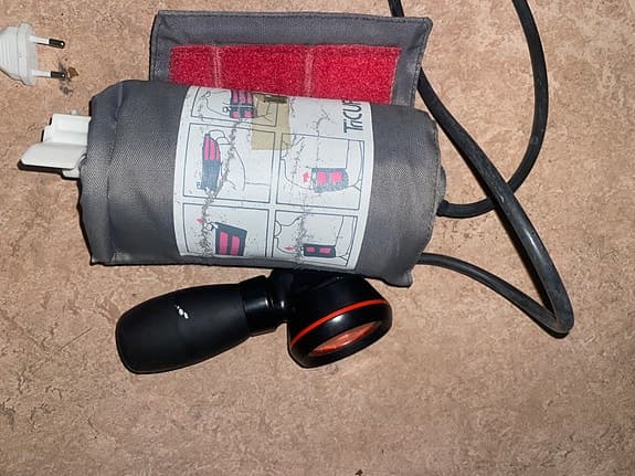 Blodtrycksmätare med manschett och manometer