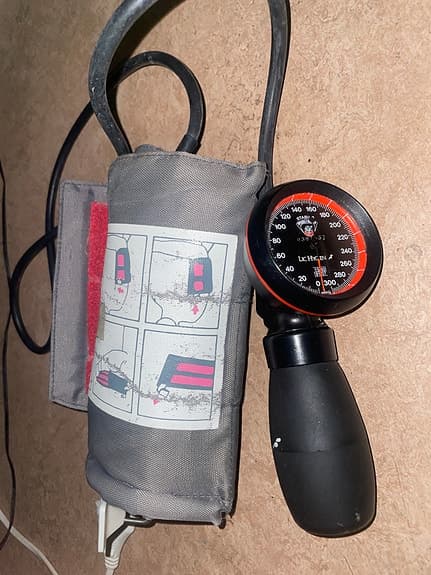 Blodtrycksmätare med manschett och manometer