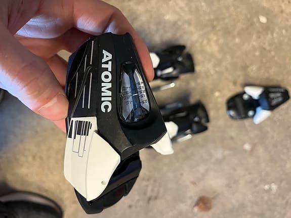 Atomic skidbindningar svart/vit nc5