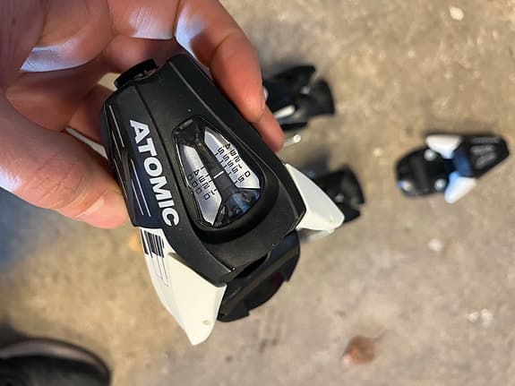 Atomic skidbindningar svart/vit nc5