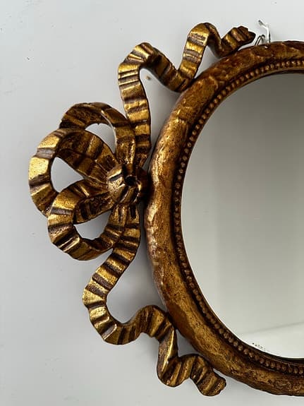 Rund spegel i rokokostil med dekorativ guldfärgad ram